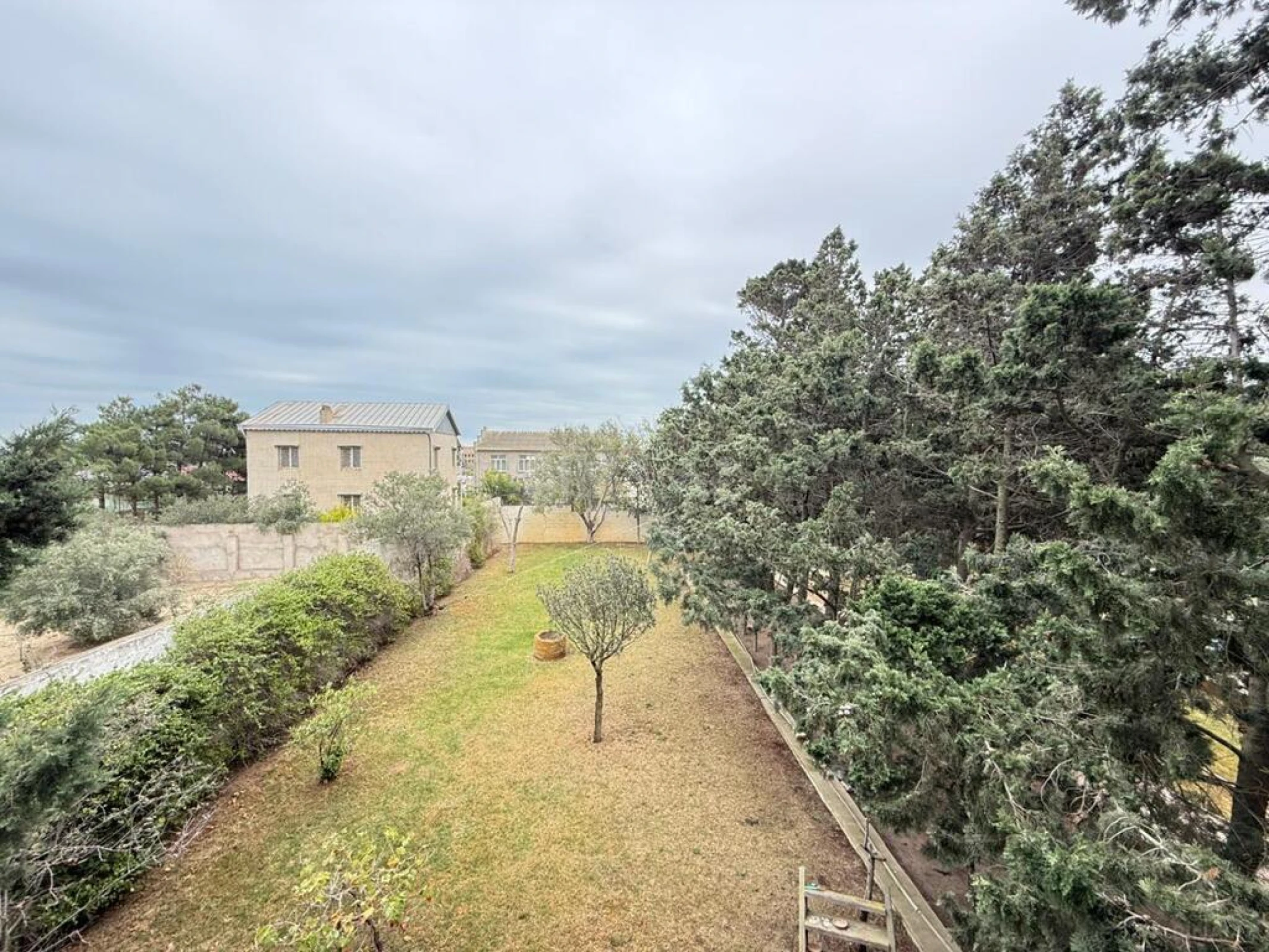 Satılır 6 otaqlı həyət evi 350 m²