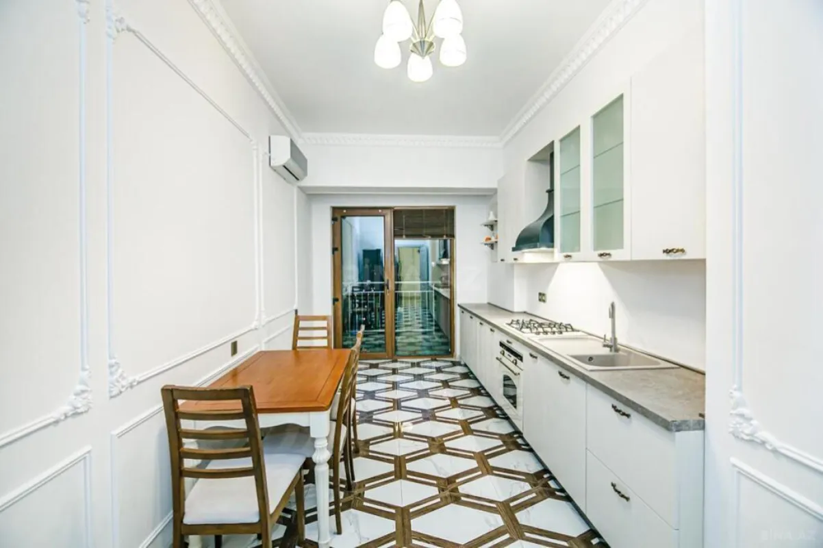 Kirayə verilir 3 otaqlı mənzil 140 m²