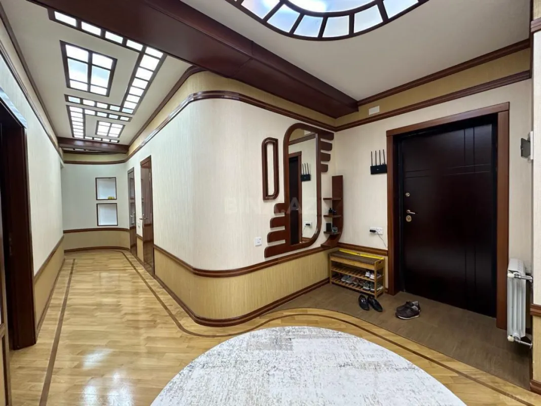 Satılır 3 otaqlı mənzil 145 m²