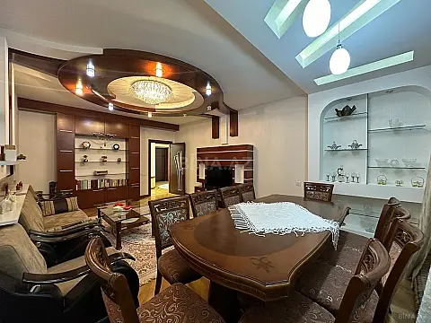 Satılır 3 otaqlı mənzil 145 m²