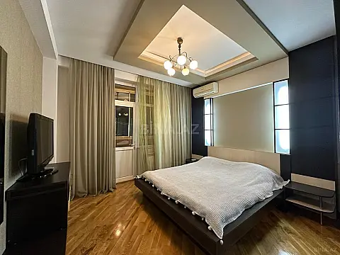 Satılır 3 otaqlı mənzil 145 m²