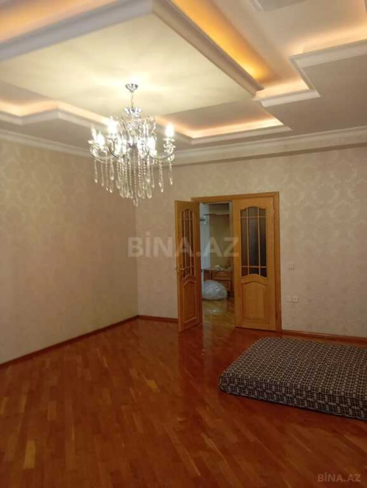 Satılır 4 otaqlı mənzil 180 m²