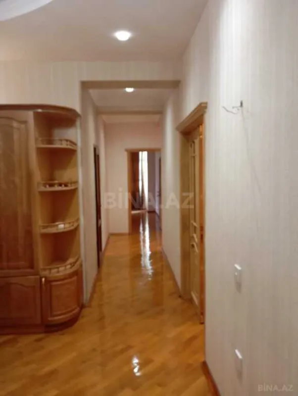 Satılır 4 otaqlı mənzil 180 m²
