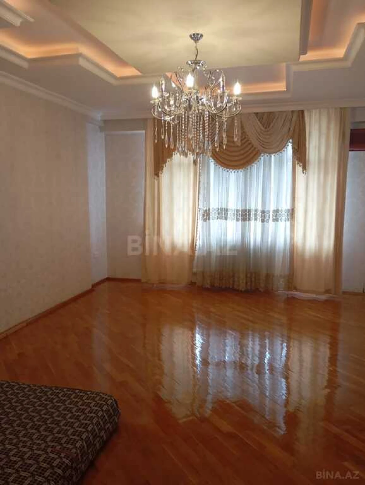 Satılır 4 otaqlı mənzil 180 m²