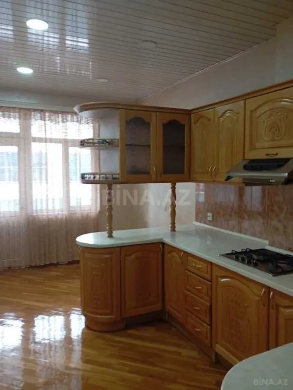 Satılır 4 otaqlı mənzil 180 m²