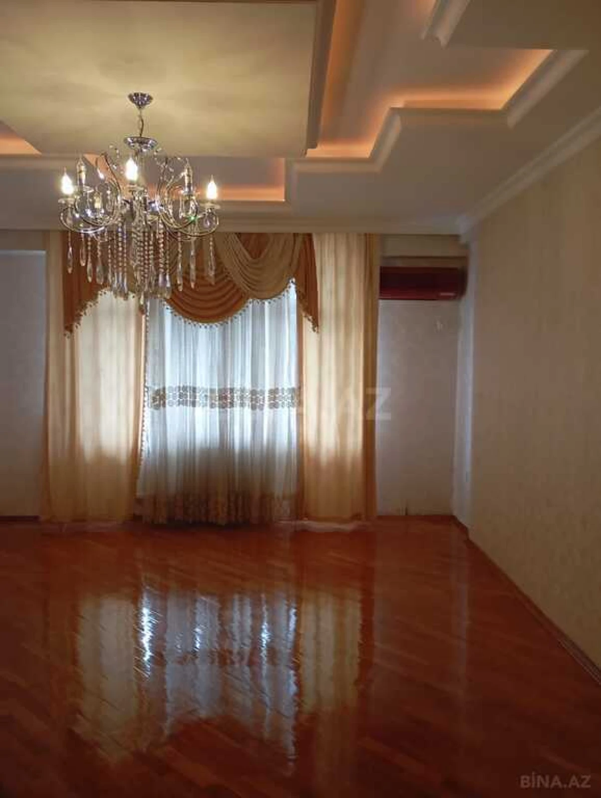 Satılır 4 otaqlı mənzil 180 m²