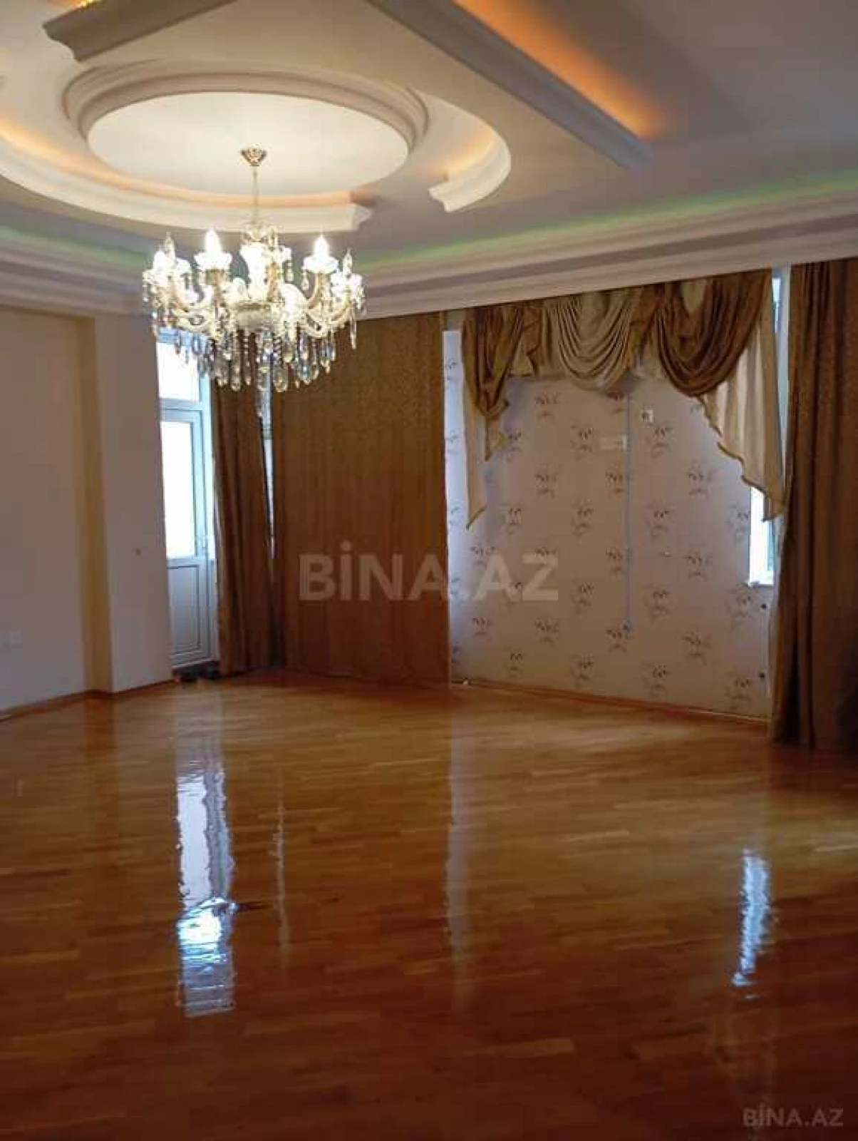 Satılır 4 otaqlı mənzil 180 m²