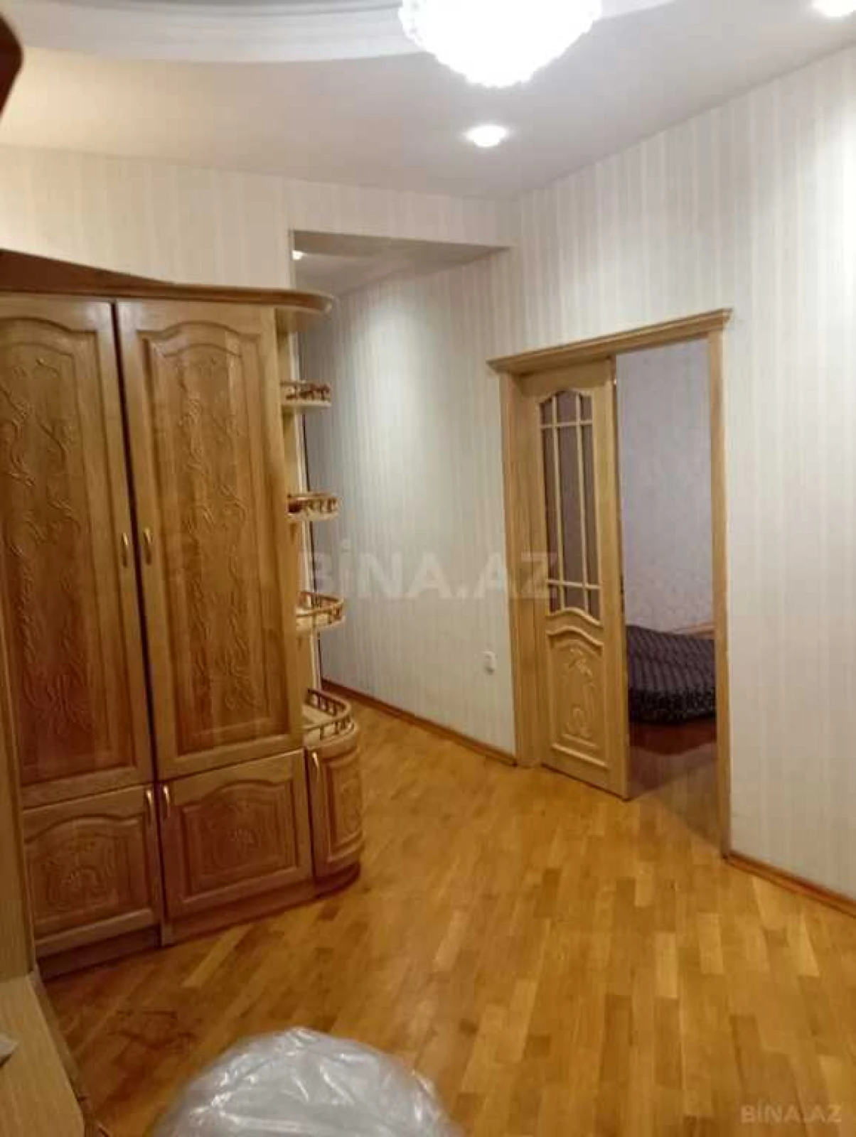 Satılır 4 otaqlı mənzil 180 m²