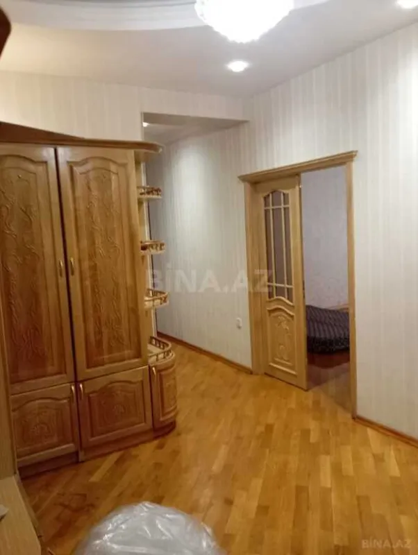 Satılır 4 otaqlı mənzil 180 m²