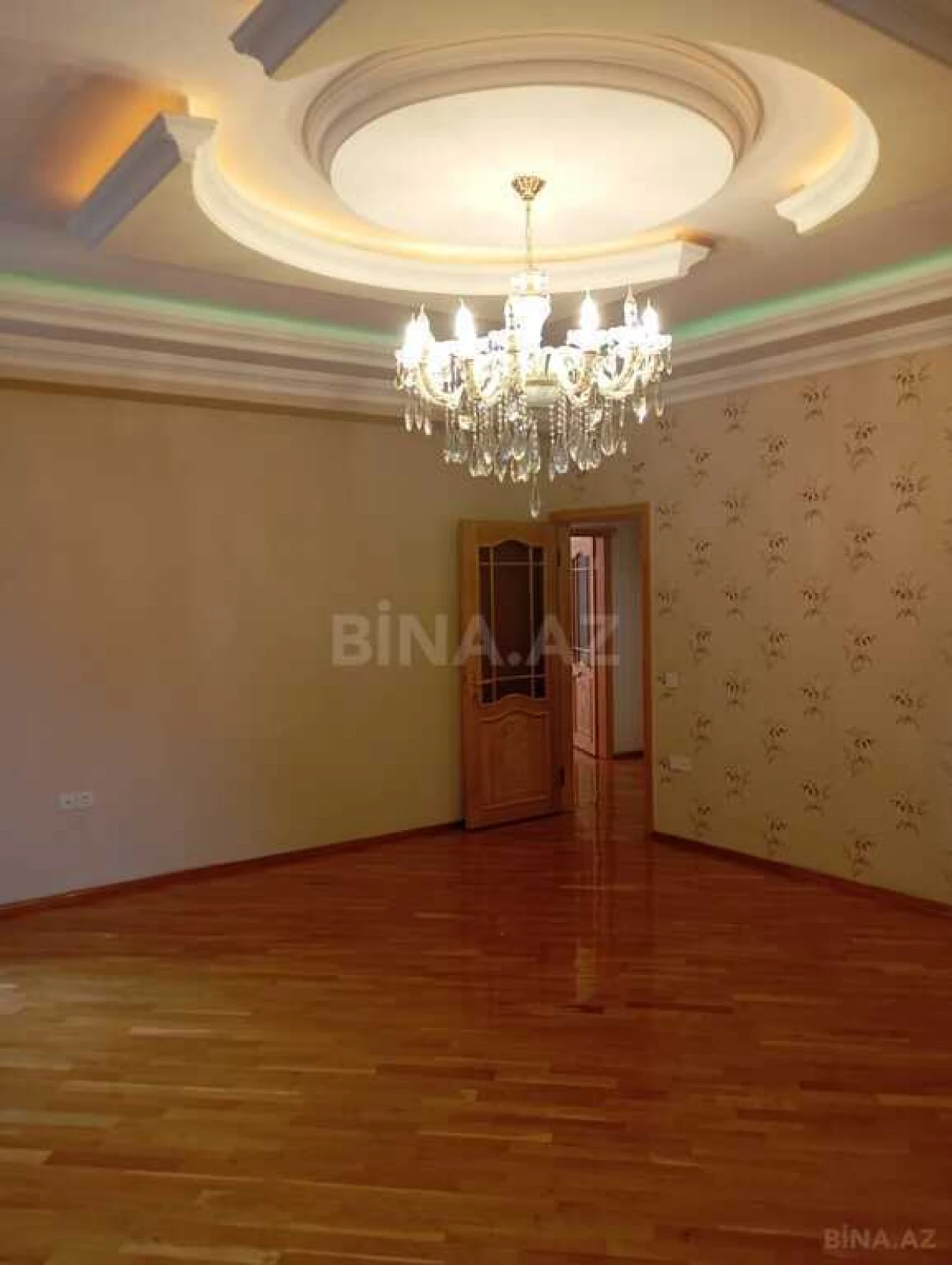Satılır 4 otaqlı mənzil 180 m²