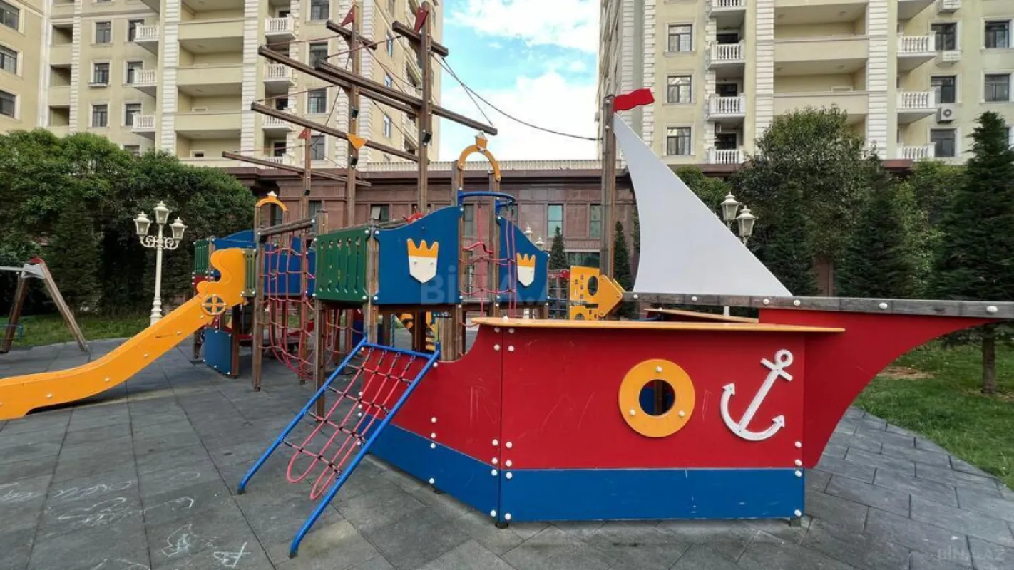 Satılır 5 otaqlı mənzil 250 m²