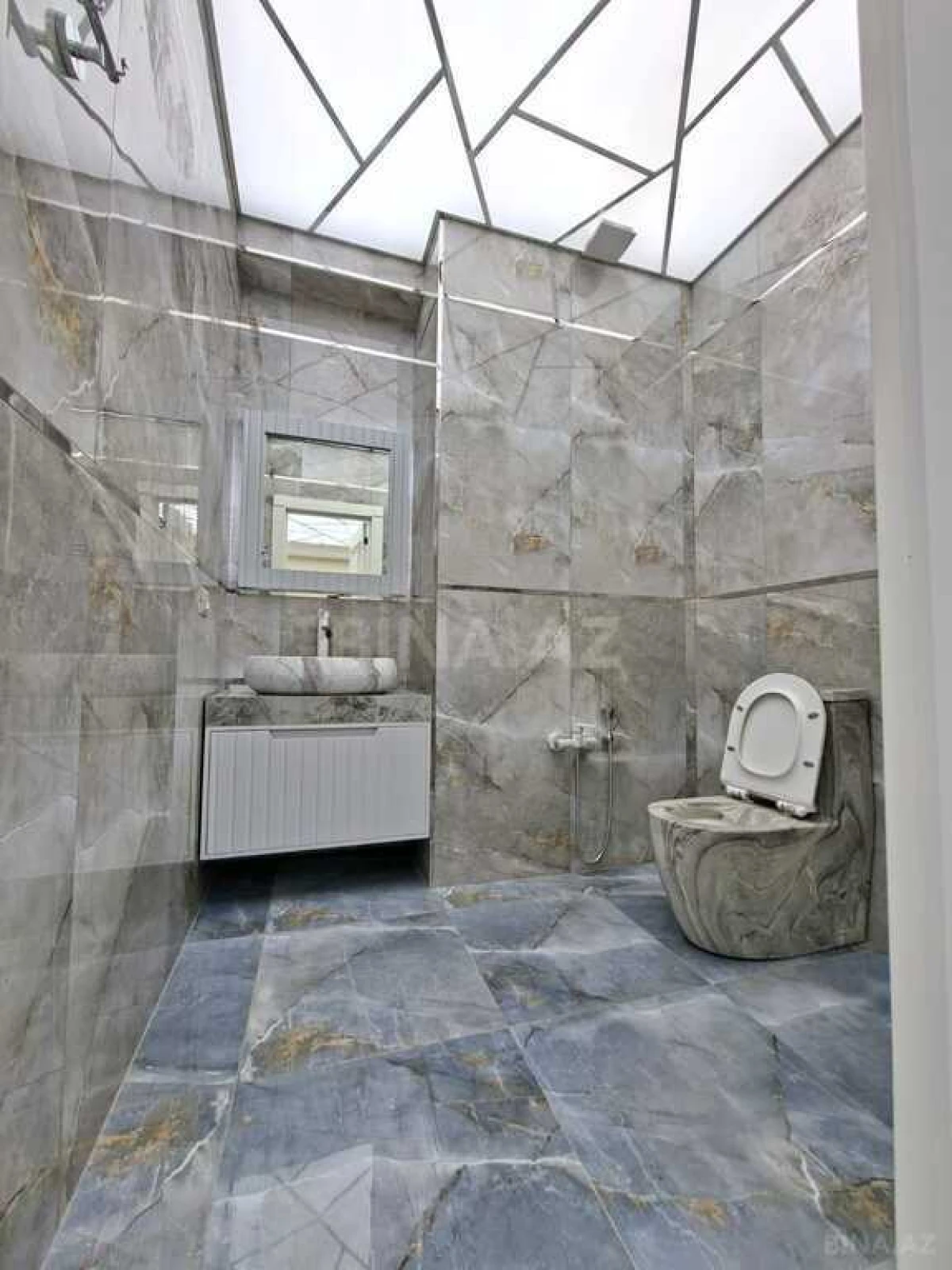 Satılır 3 otaqlı mənzil 137 m²