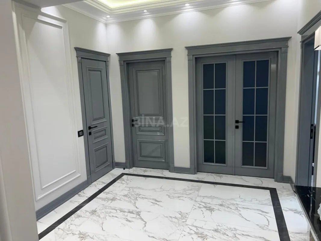 Satılır 4 otaqlı mənzil 190 m²