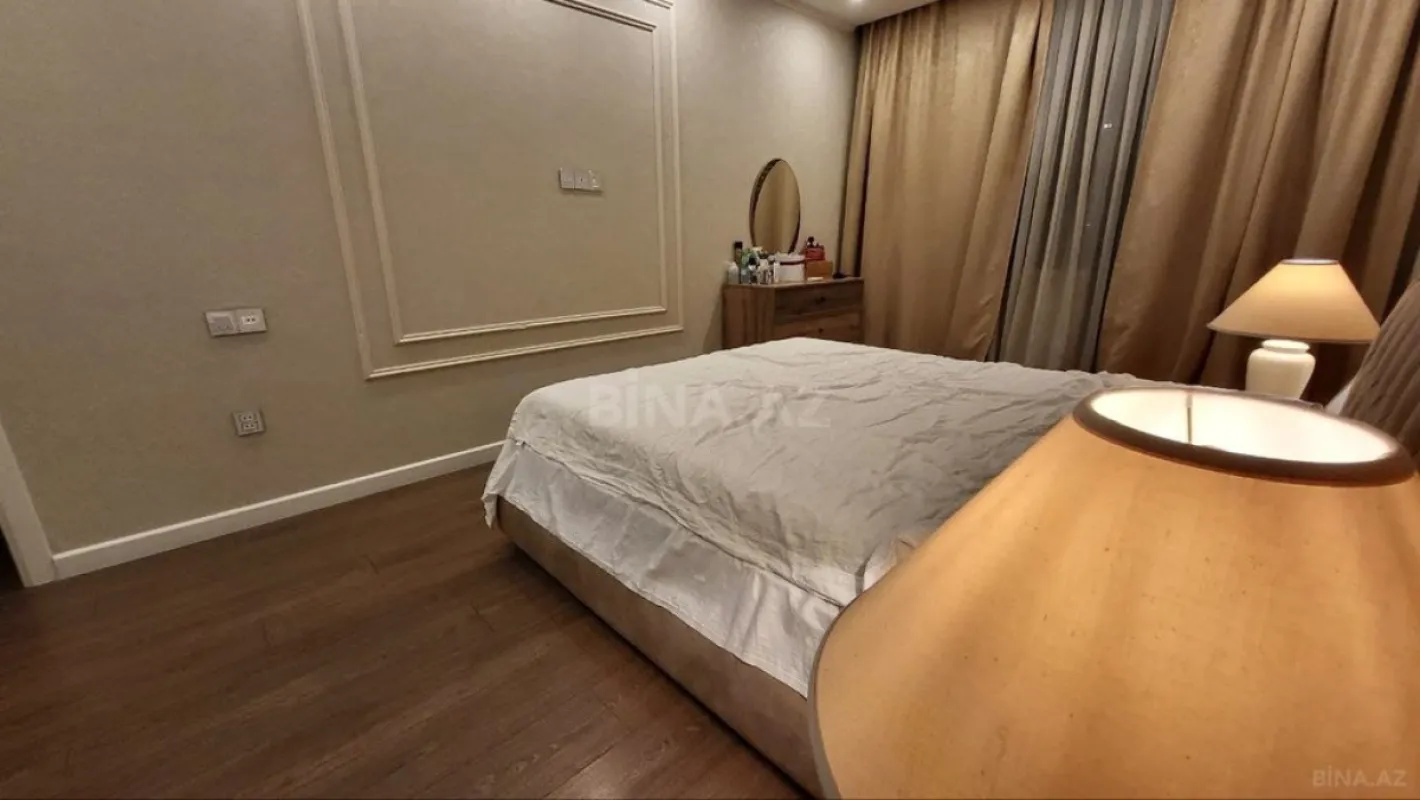 Satılır 4 otaqlı mənzil 150 m²