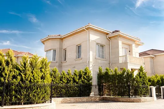 Satılır 6 otaqlı həyət evi 340 m²
