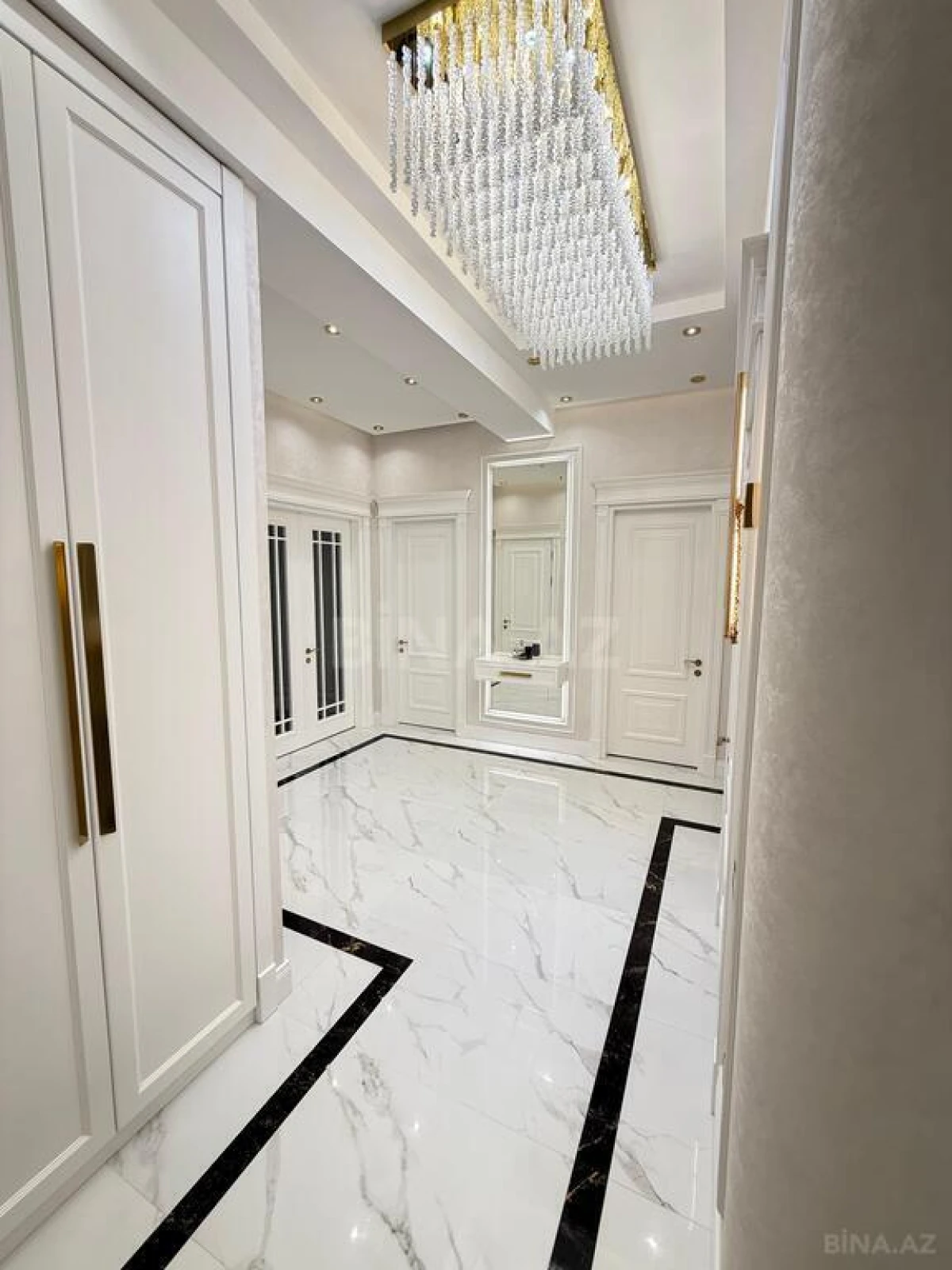 Satılır 4 otaqlı mənzil 190 m²