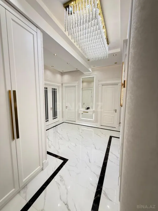 Satılır 4 otaqlı mənzil 190 m²