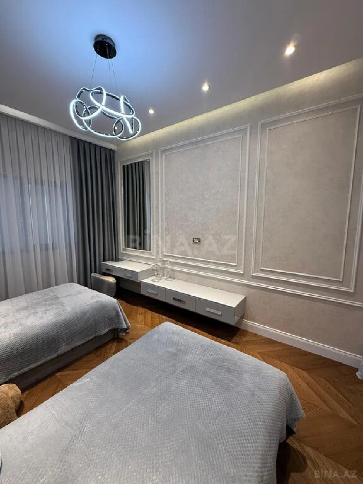 Satılır 4 otaqlı mənzil 190 m²