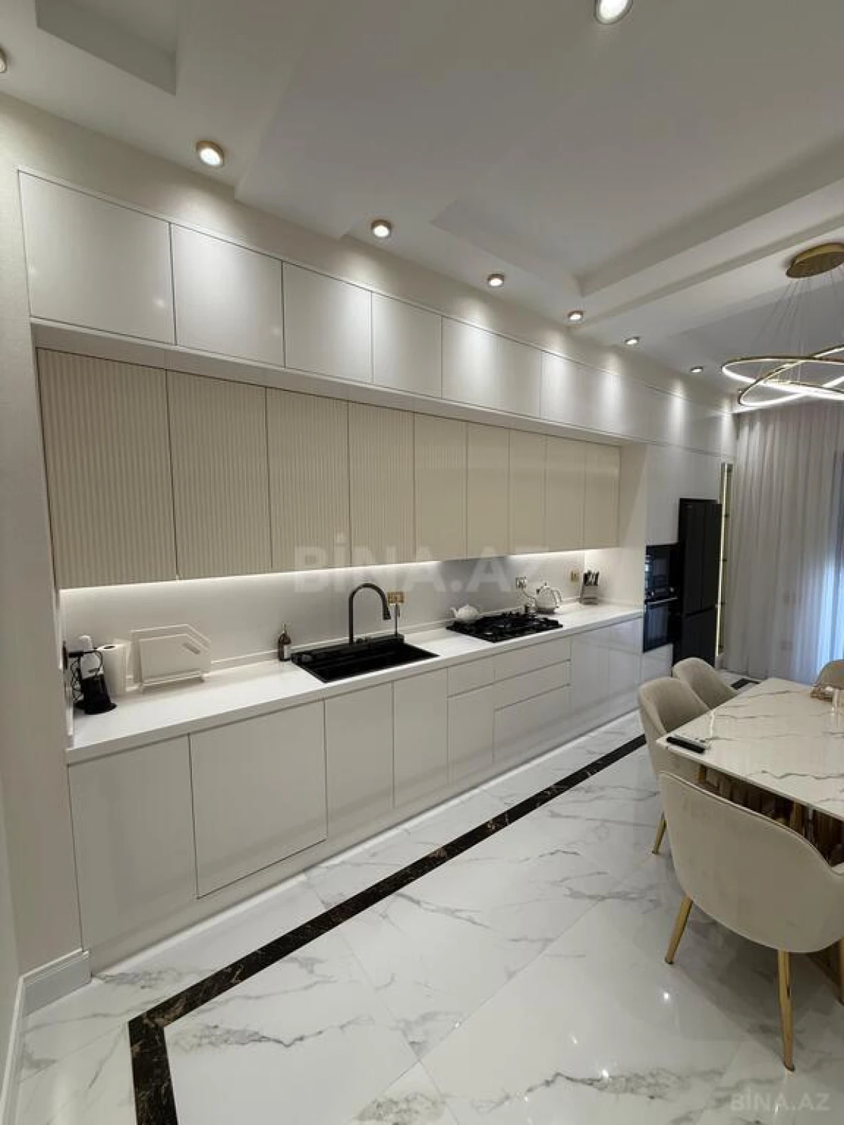 Satılır 4 otaqlı mənzil 190 m²