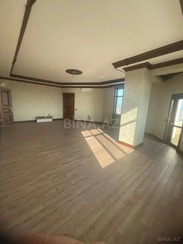 Satılır 4 otaqlı mənzil 180 m²