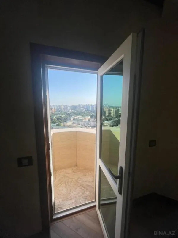 Satılır 4 otaqlı mənzil 180 m²