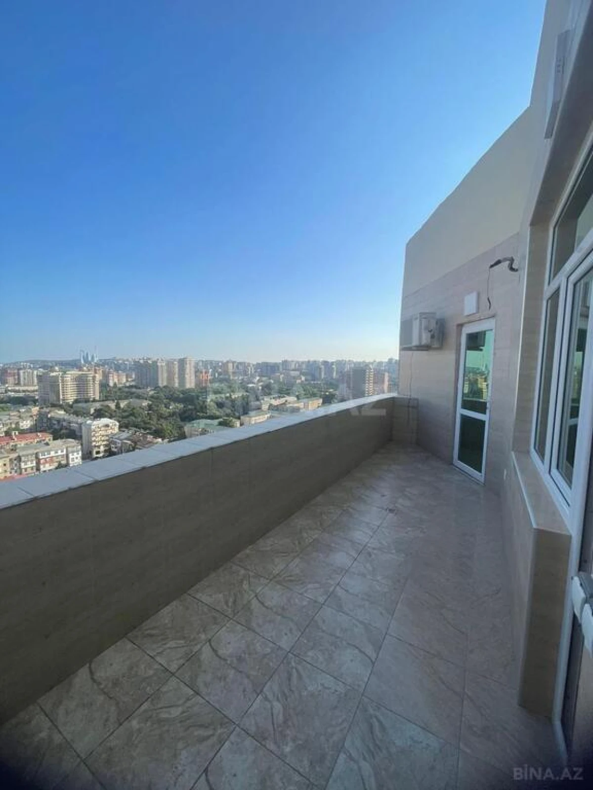 Satılır 4 otaqlı mənzil 180 m²