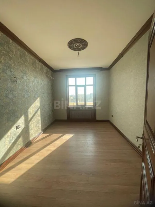 Satılır 4 otaqlı mənzil 180 m²
