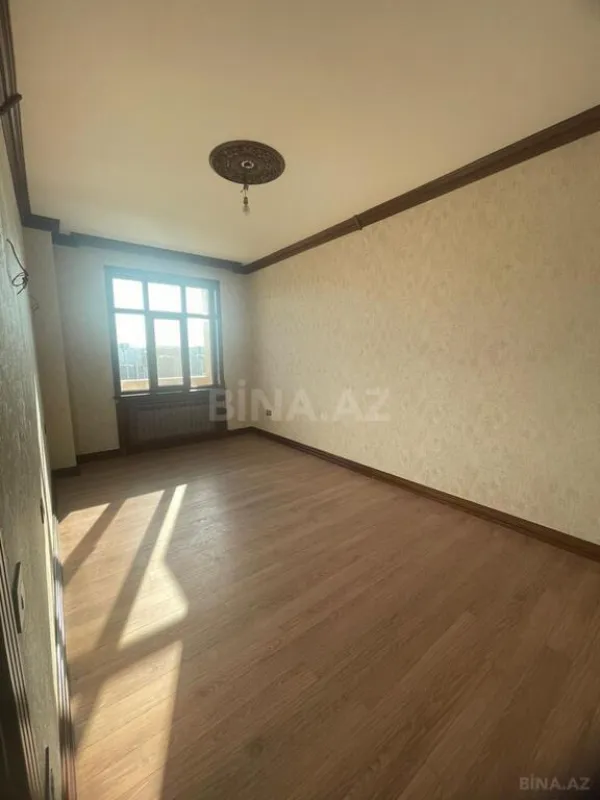 Satılır 4 otaqlı mənzil 180 m²