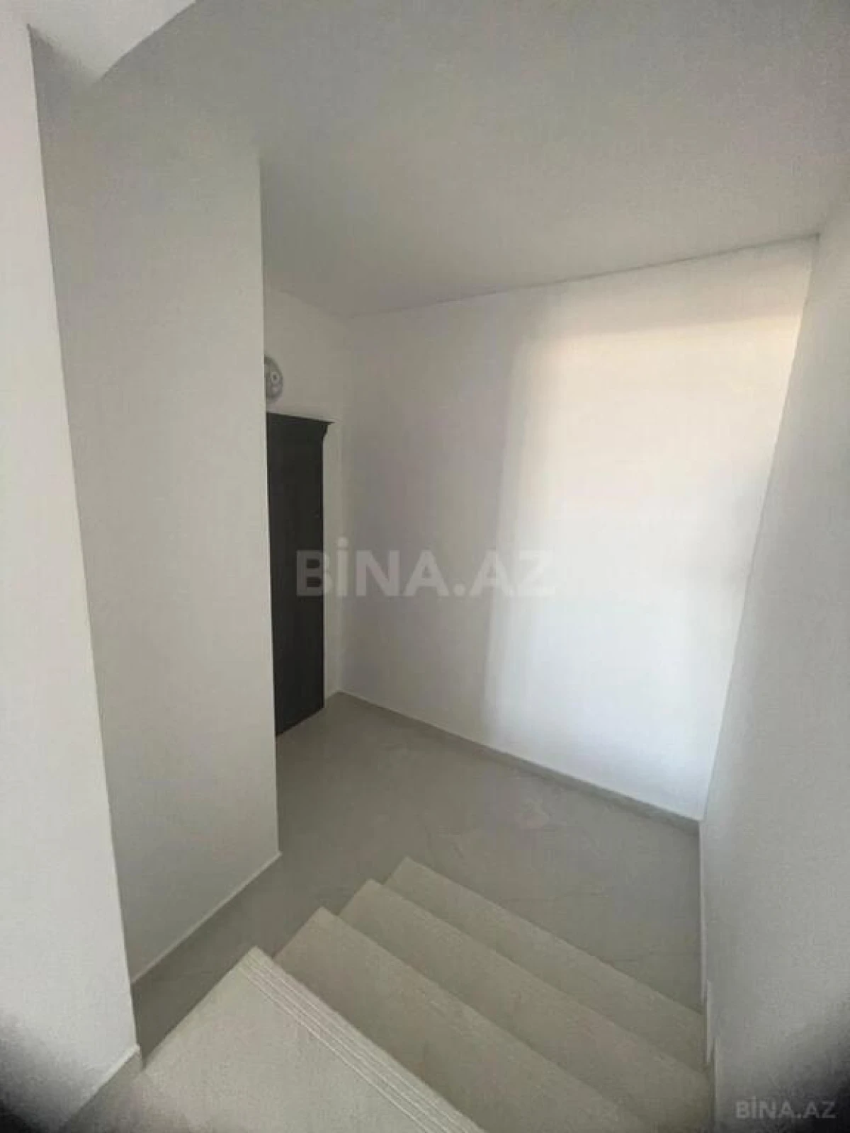 Satılır 4 otaqlı mənzil 180 m²