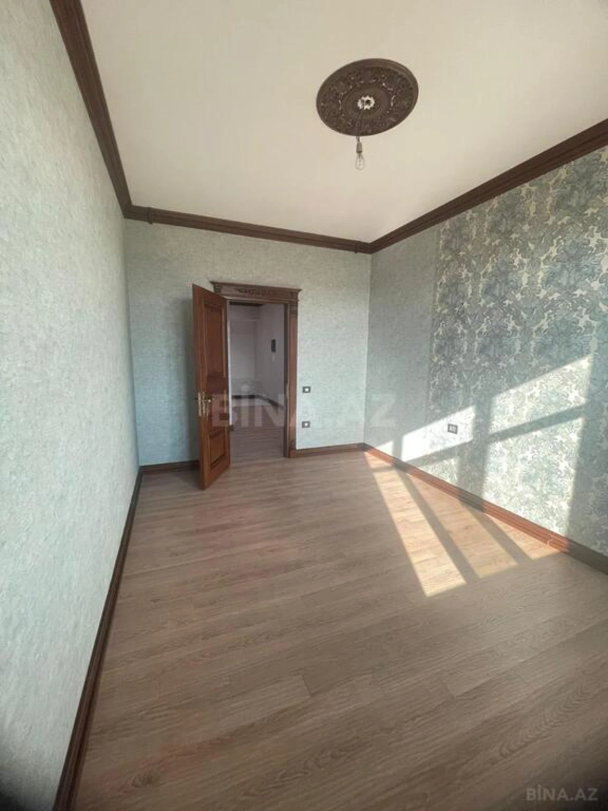 Satılır 4 otaqlı mənzil 180 m²