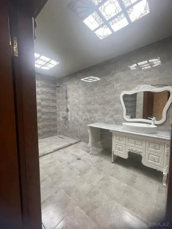 Satılır 4 otaqlı mənzil 180 m²