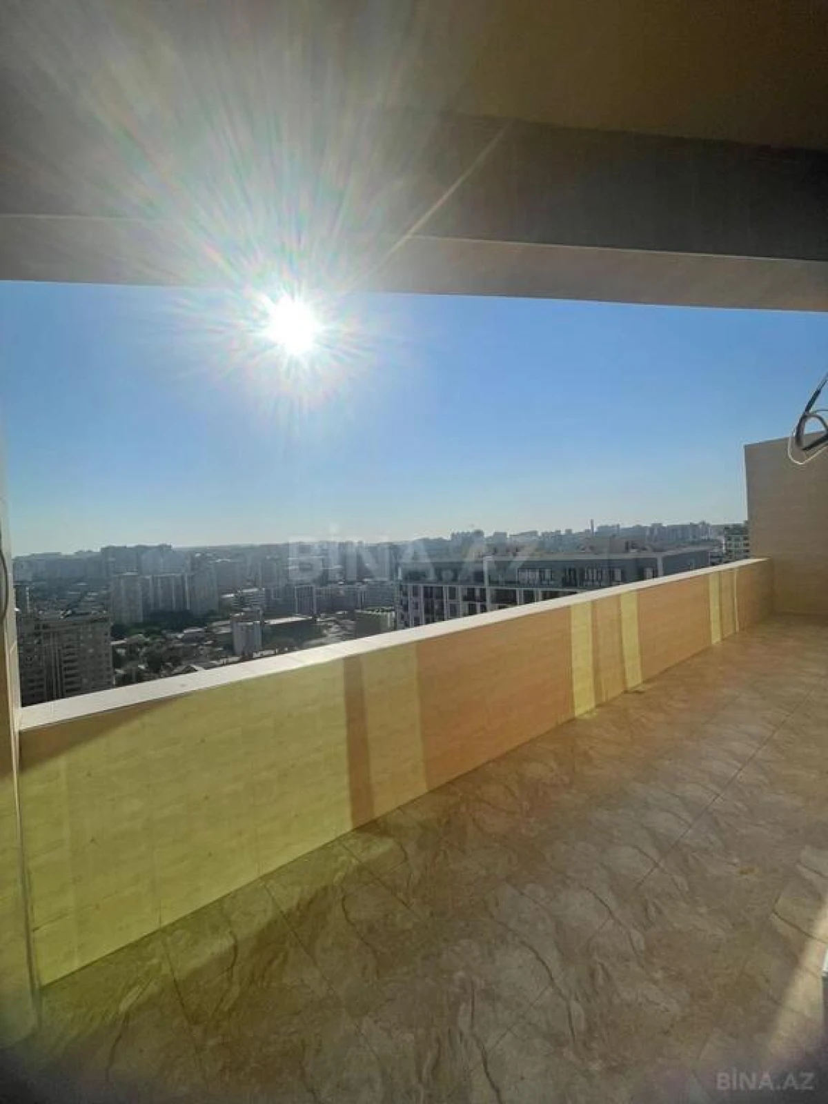 Satılır 4 otaqlı mənzil 180 m²