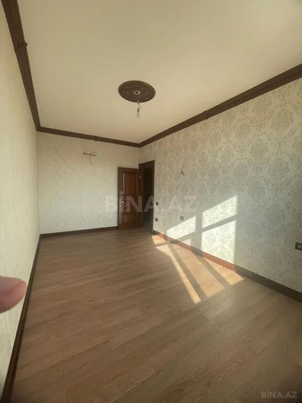 Satılır 4 otaqlı mənzil 180 m²