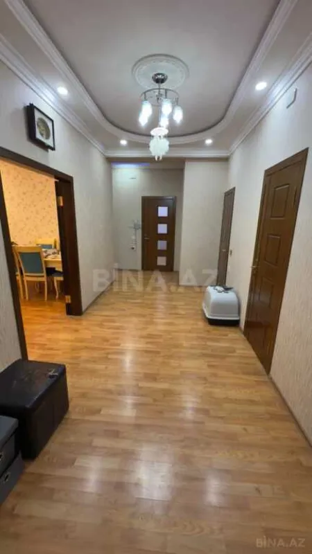 Satılır 3 otaqlı mənzil 135 m²