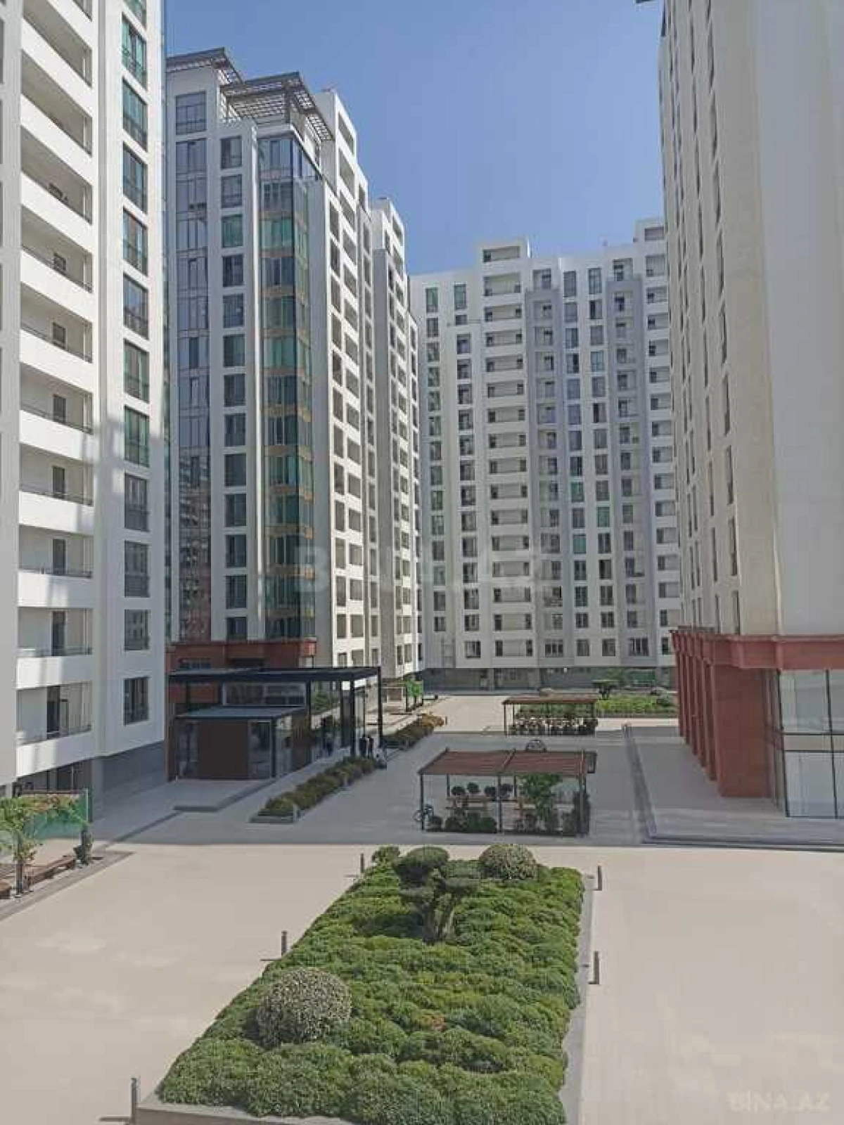 Satılır 5 otaqlı mənzil 290 m²