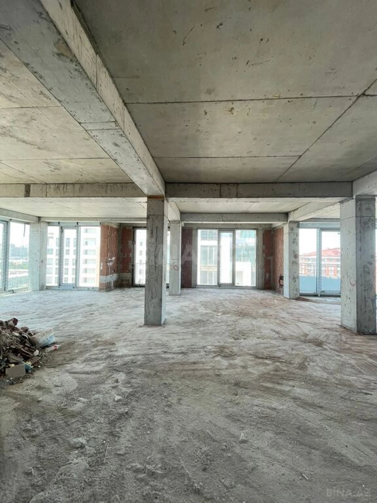 Satılır 5 otaqlı mənzil 290 m²