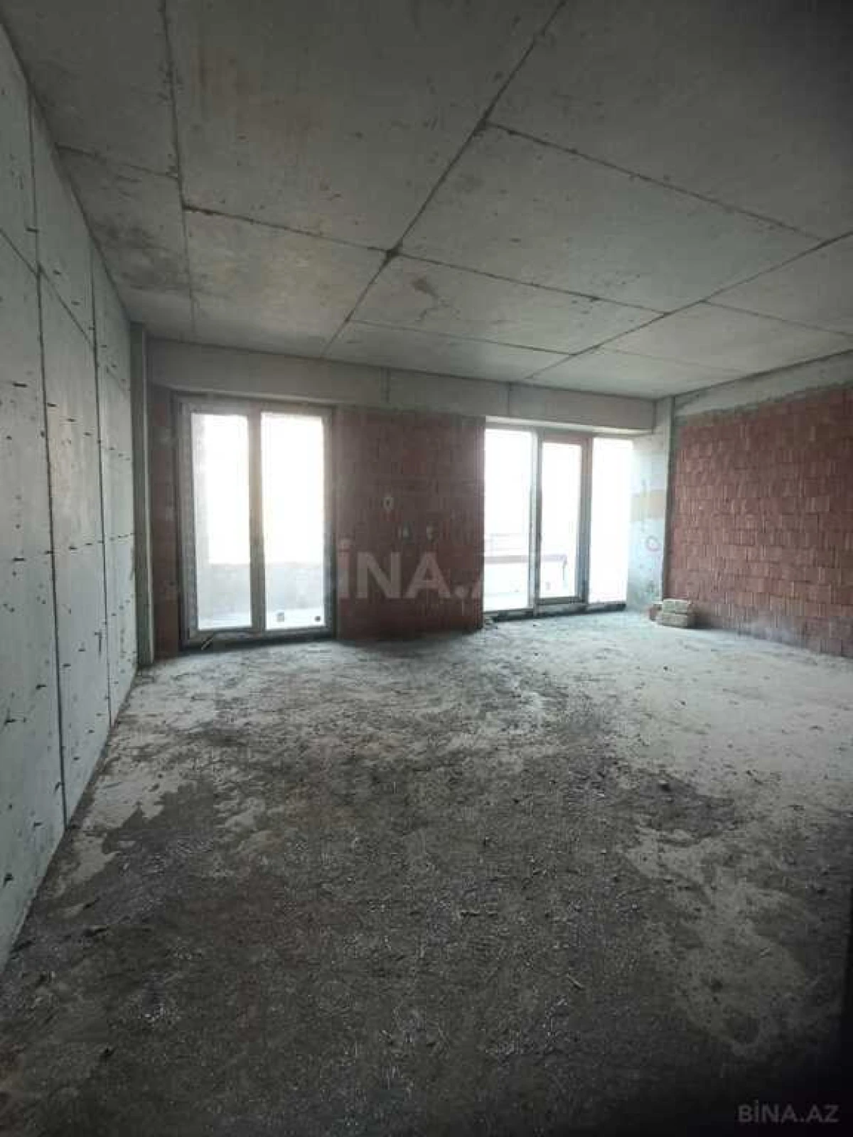 Satılır 5 otaqlı mənzil 290 m²