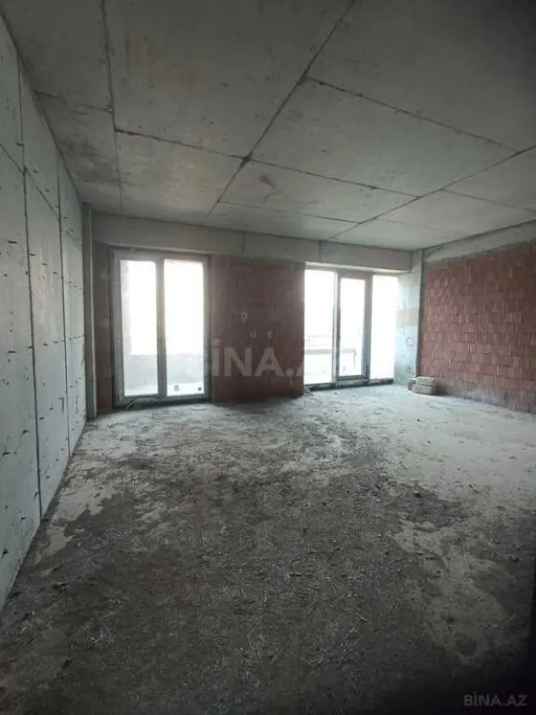 Satılır 5 otaqlı mənzil 290 m²