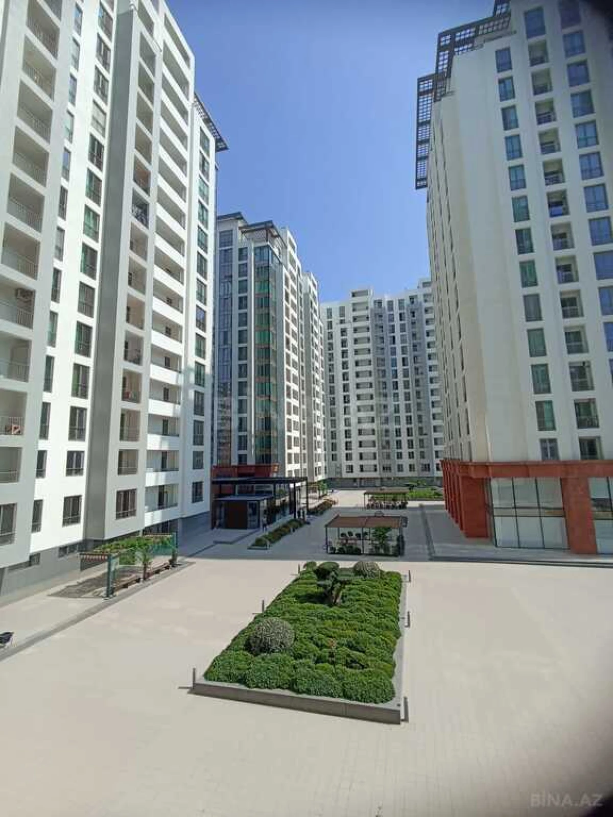 Satılır 5 otaqlı mənzil 290 m²