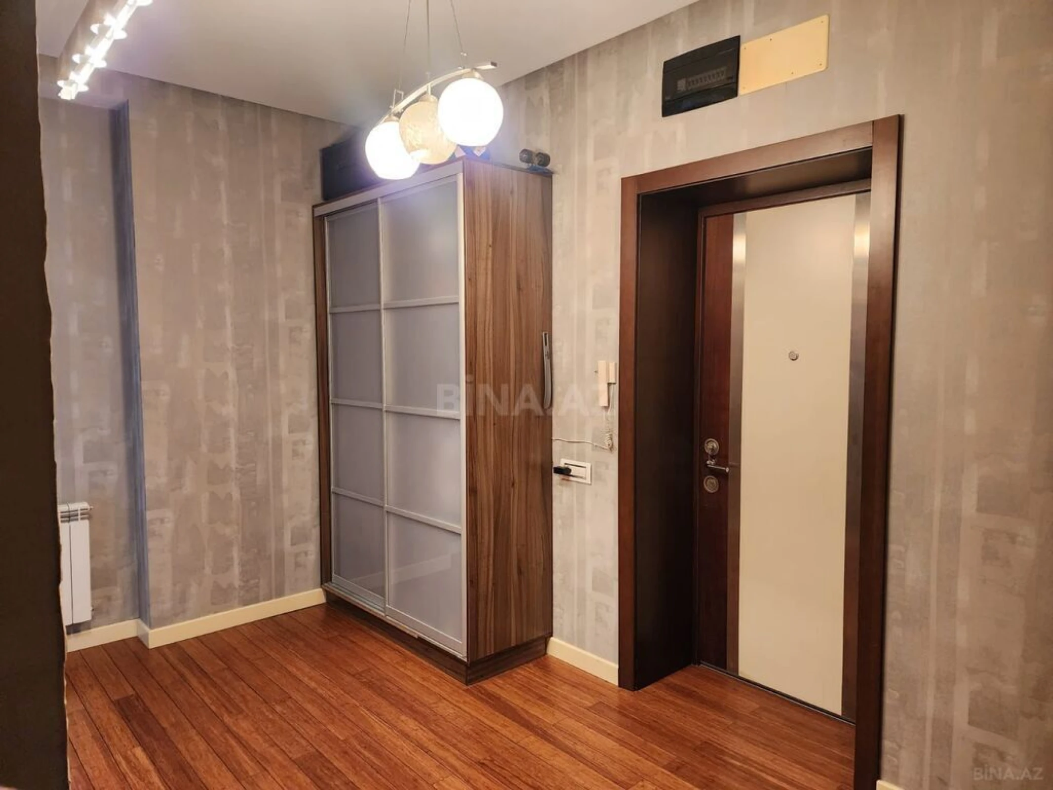Satılır 3 otaqlı mənzil 110 m²