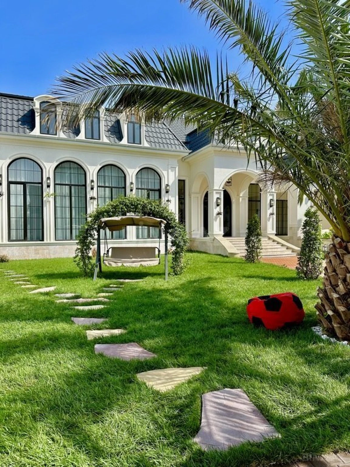 Satılır 5 otaqlı həyət evi 240 m²