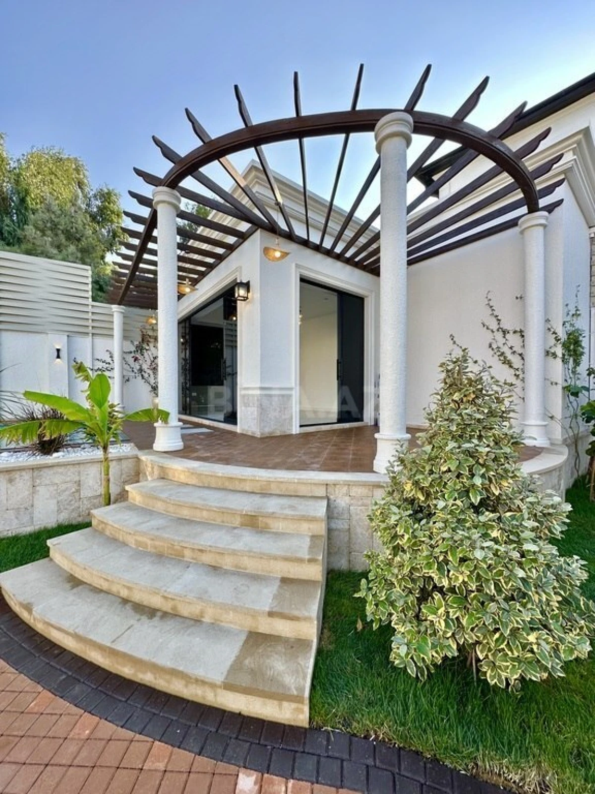 Satılır 5 otaqlı həyət evi 240 m²