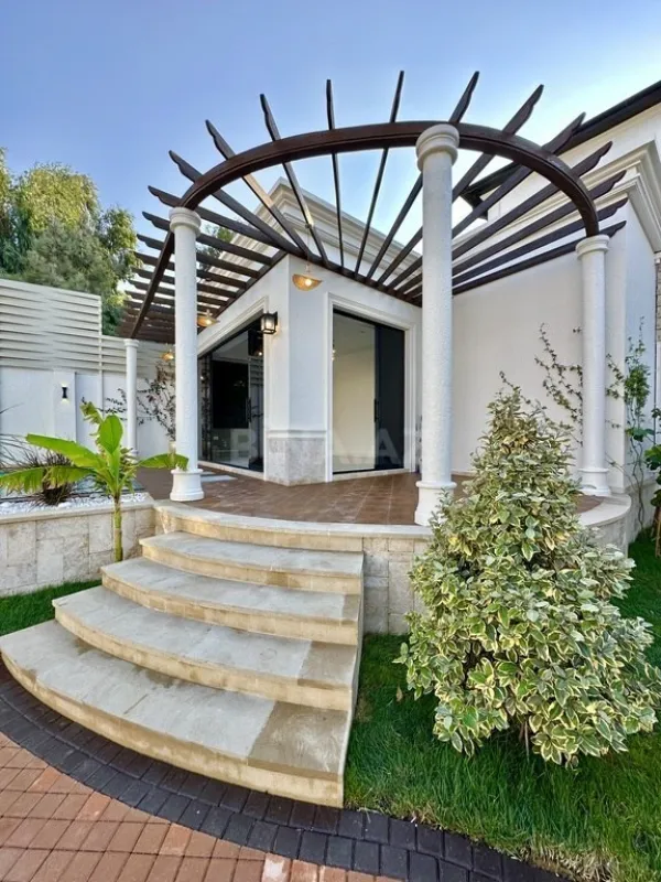 Satılır 5 otaqlı həyət evi 240 m²