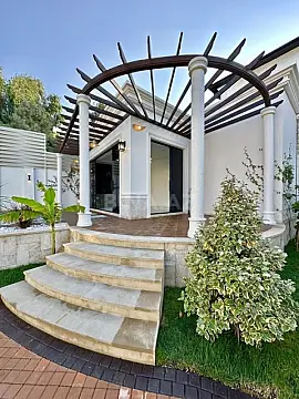 Satılır 5 otaqlı həyət evi 240 m²