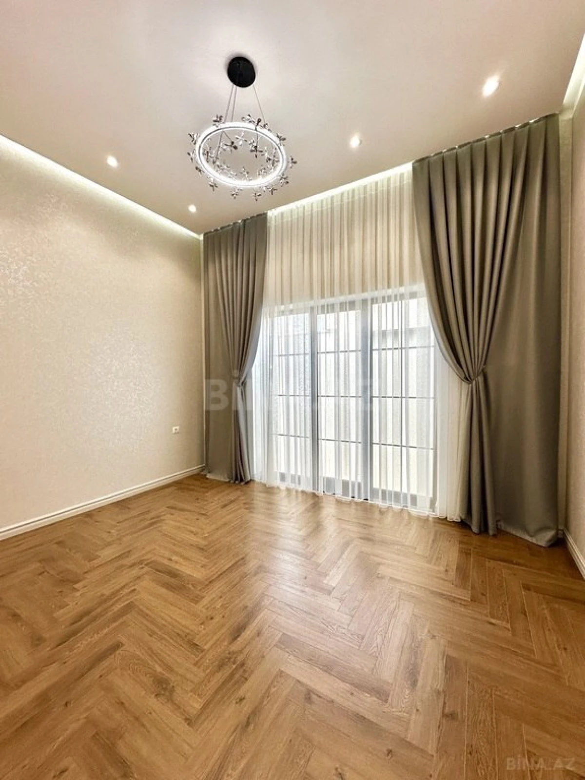 Satılır 5 otaqlı həyət evi 240 m²