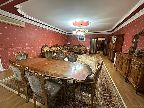 Satılır 7 otaqlı mənzil 350 m²
