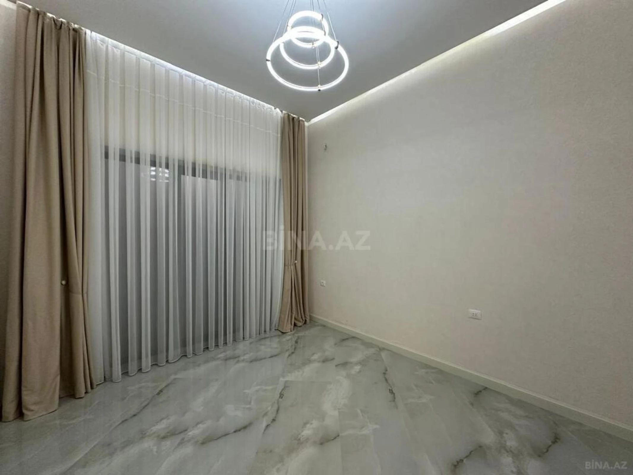 Satılır 5 otaqlı həyət evi 250 m²