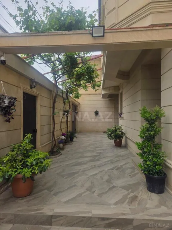 Satılır 11 otaqlı həyət evi 480 m²