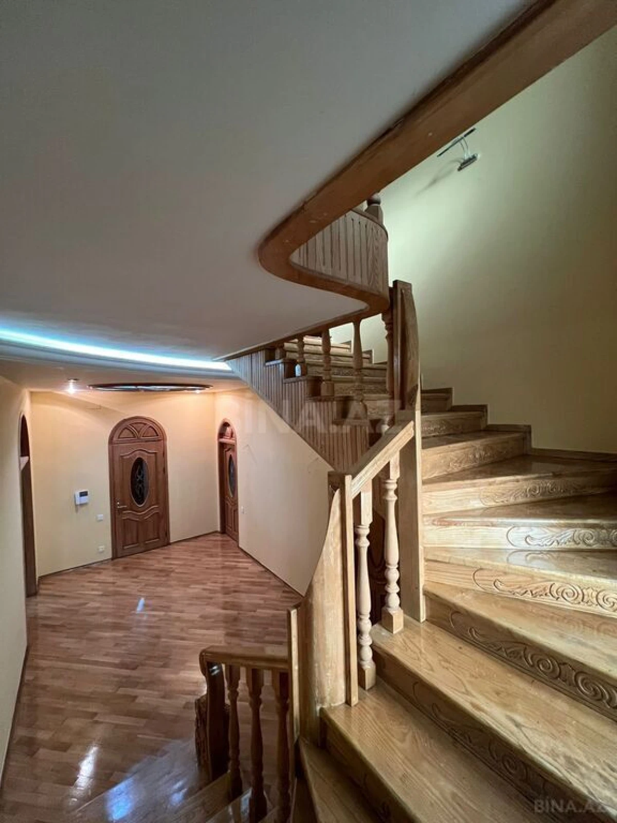 Satılır 5 otaqlı həyət evi 480 m²