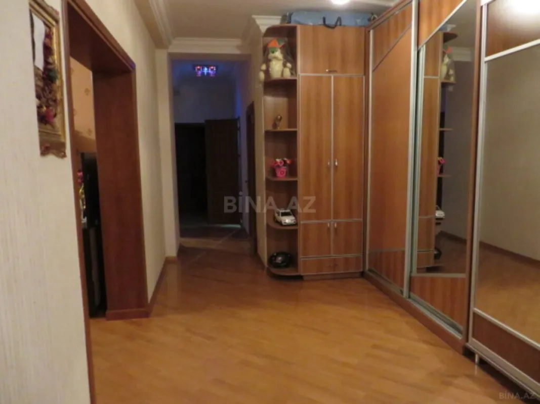 Satılır 4 otaqlı mənzil 160 m²